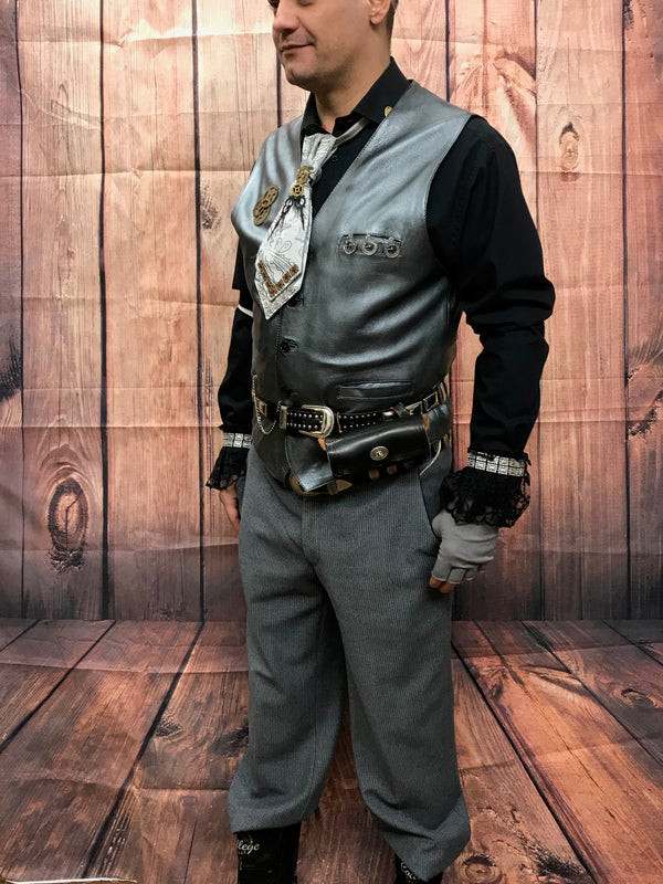 „Steampunk Herren Kostüm Unikat mit Lederweste, Wollhose und Goggles – Seitenansicht“