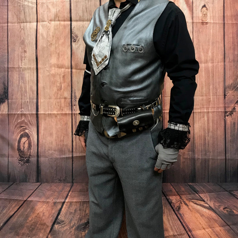 „Steampunk Herren Kostüm Unikat mit Lederweste, Wollhose und Goggles – Seitenansicht“