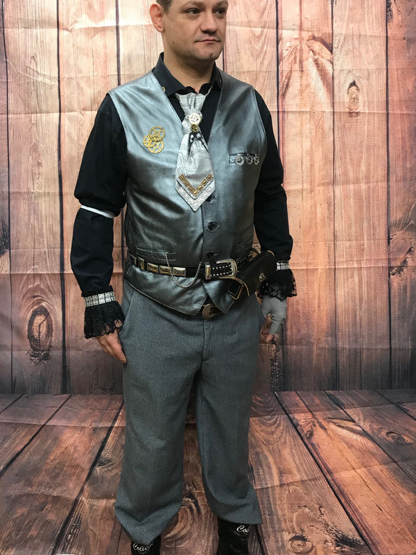 „Steampunk Herren Kostüm Unikat mit Lederweste, Wollhose und Goggles – Komplettansicht“