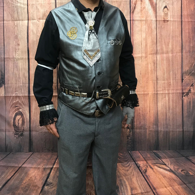 „Steampunk Herren Kostüm Unikat mit Lederweste, Wollhose und Goggles – Komplettansicht“