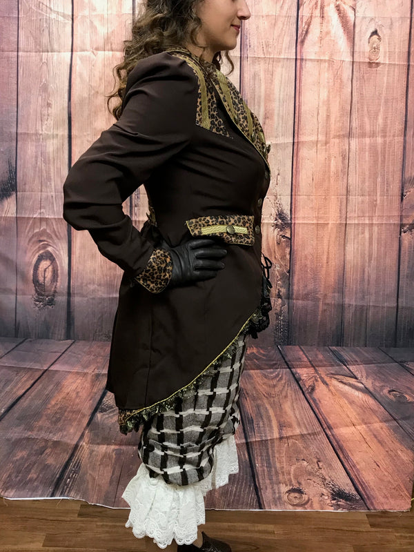 „Steampunk Kostüm Damen Seitenansicht mit Leo-Details, Bloomers und Spitzenrüschen“
