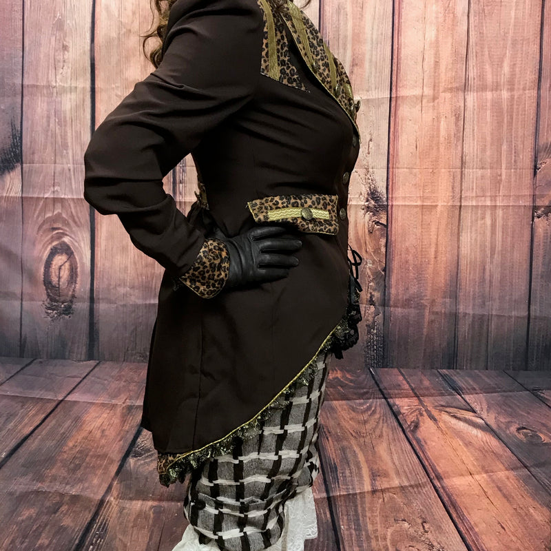 „Steampunk Kostüm Damen Seitenansicht mit Leo-Details, Bloomers und Spitzenrüschen“