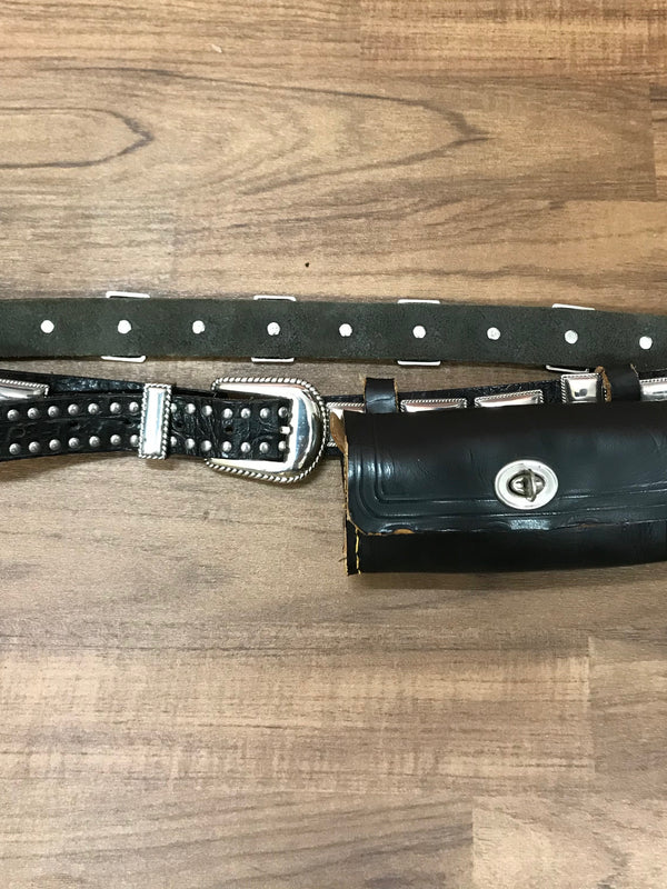 Schwarzer Gürtel mit Nieten, Silberbeschlägen und Ledertasche im Steampunk-Stil