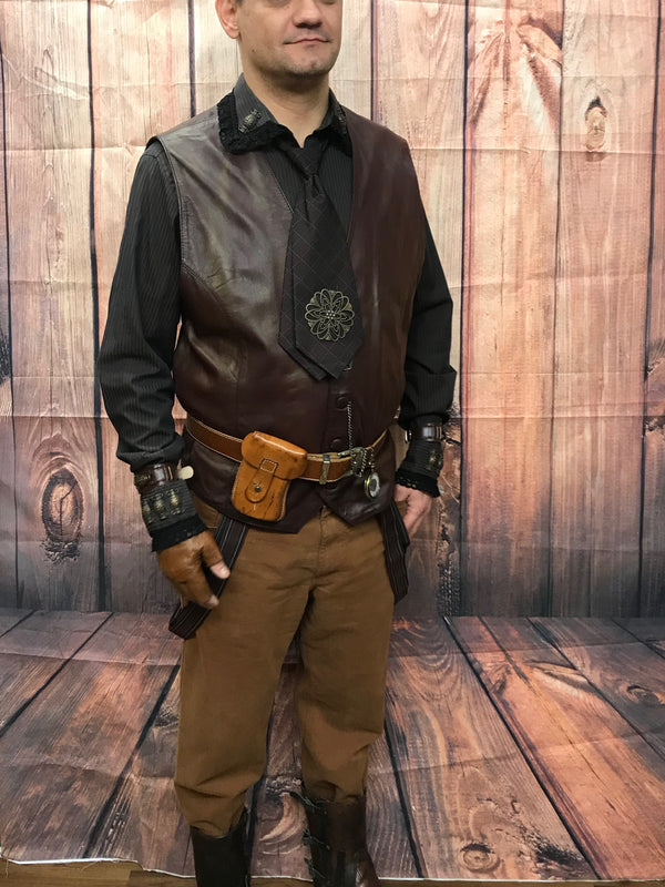 Komplettes Steampunk Herren Outfit mit Lederweste, Hose, Gamaschen und Accessoires am Modell.