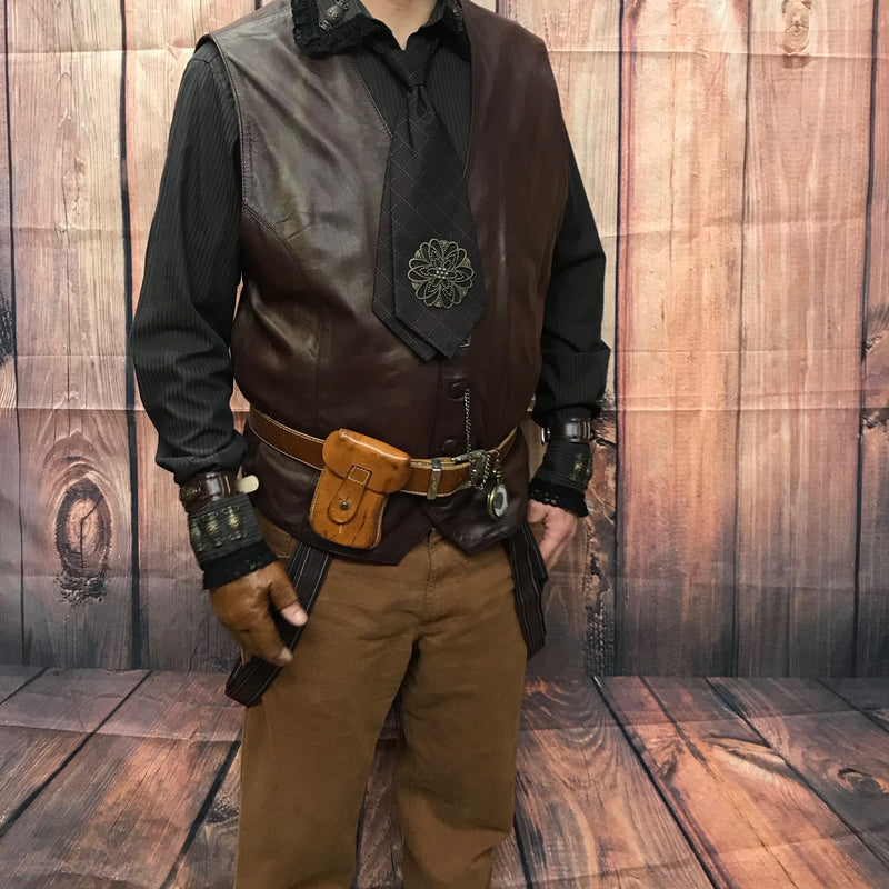 Komplettes Steampunk Herren Outfit mit Lederweste, Hose, Gamaschen und Accessoires am Modell.