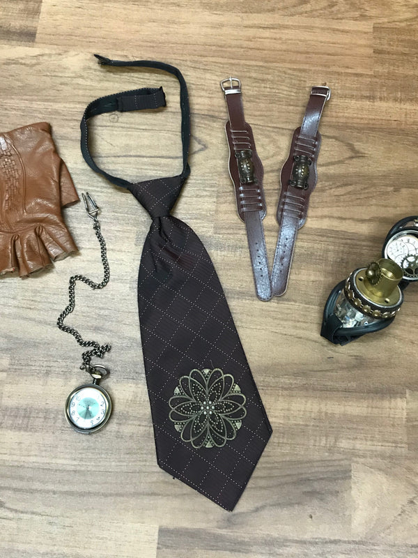 Steampunk Kostüm Accessoires Set mit Krawatte, Handschuh, Taschenuhr, Armbändern und Goggles.