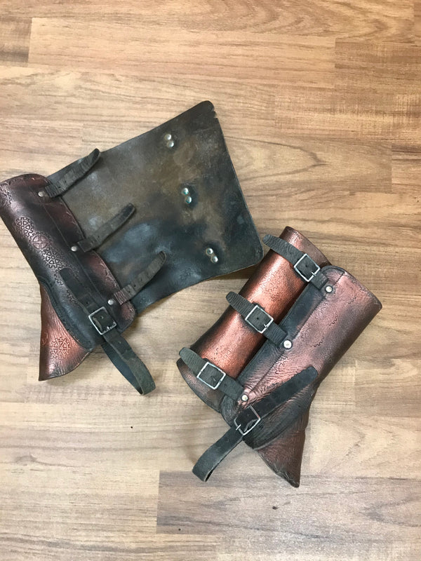 Kupferfarbene, veredelte Militär-Gamaschen aus Leder mit Riemen, Steampunk-Style.