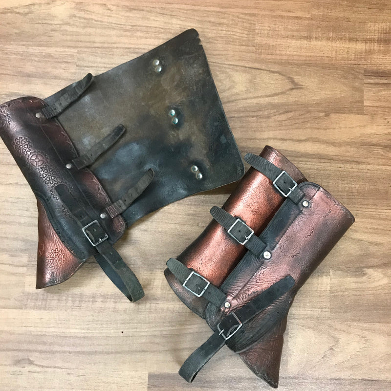 Kupferfarbene, veredelte Militär-Gamaschen aus Leder mit Riemen, Steampunk-Style.