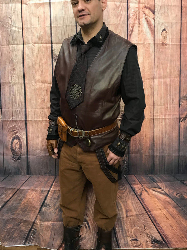 Komplettes Steampunk Herren Outfit mit Lederweste, Hose, Gamaschen und Accessoires am Modell.