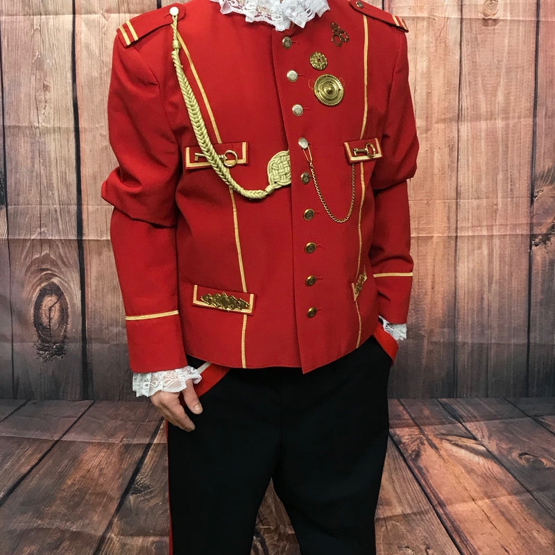 Steampunk-Uniform-Kostüm in Rot-Gold mit Vintage-Jacke, schwarzer Hose mit rotem Streifen, Hemd, Ärmelhaltern, Kordel und Deko-Taschenuhr – ohne Kopfbedeckung, Größe XL