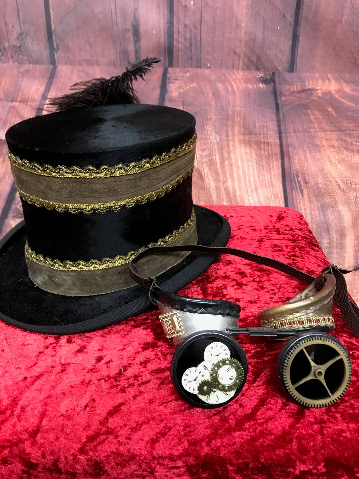 Antiker Steampunk Zylinder aus Maulwurfsfell mit goldenen Details, Zahnrädern, Feder und abnehmbarer Brille, Größe 57