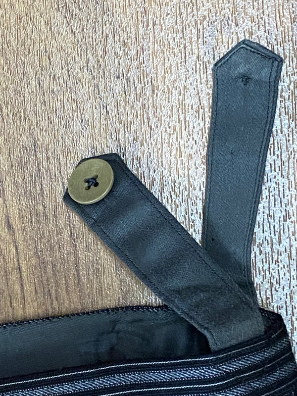 Hosenträgerknopf und Verschlussdetail der Stresemann Hose, True Vintage