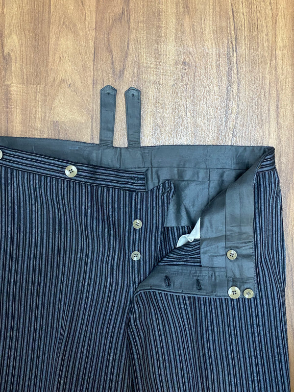 Geöffnete Vorderseite mit Knopfverschluss der Stresemann Hose