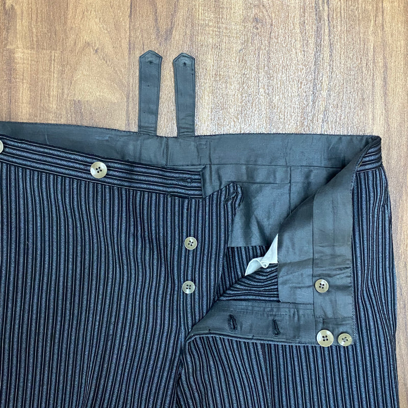 Geöffnete Vorderseite mit Knopfverschluss der Stresemann Hose