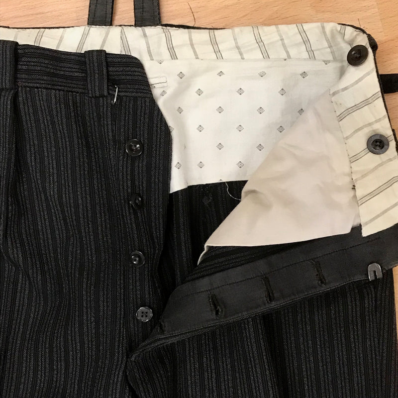 Antike Cutaway-Hose für Herren
Material: Schurwolle, Verschluss: Knöpfe, Zustand: gut, True Vintage: ja, Handgefertigt: ja, Seiten Verstellbar
Laschen, Knöpfe für Hosenträger: ja
Farbe: grau/schwarz
Muster: gestreift
Vintage: ja