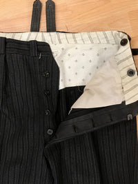 Antike Cutaway-Hose für Herren
Material: Schurwolle, Verschluss: Knöpfe, Zustand: gut, True Vintage: ja, Handgefertigt: ja, Seiten Verstellbar
Laschen, Knöpfe für Hosenträger: ja
Farbe: grau/schwarz
Muster: gestreift
Vintage: ja