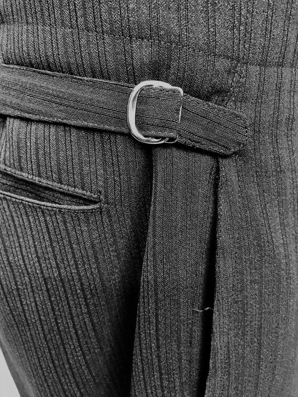 „Detail Stresemannhose Bundverstellung seitliche Laschen Herren“