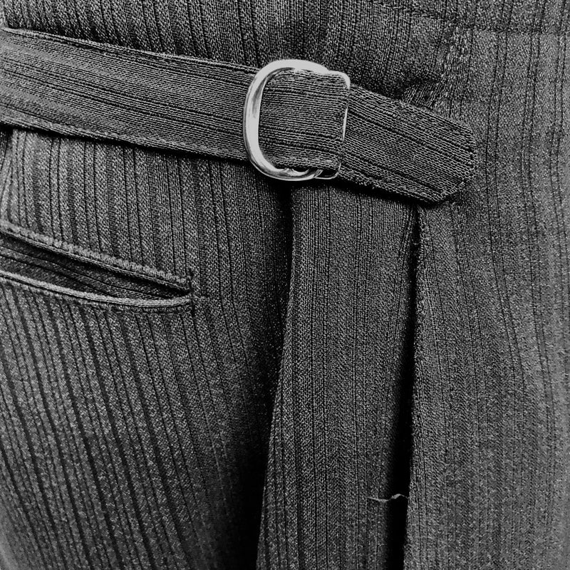 „Detail Stresemannhose Bundverstellung seitliche Laschen Herren“