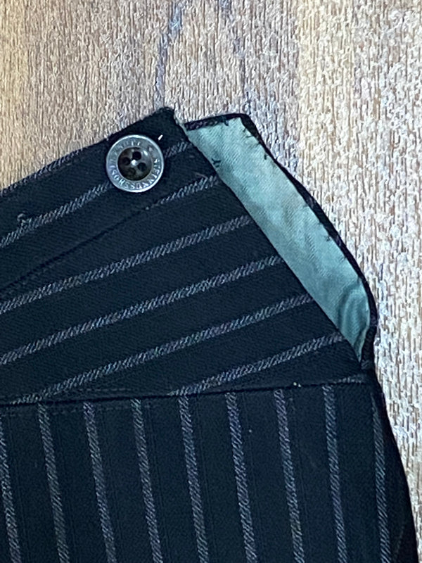 „Detailaufnahme Vintage Stresemannhose Hosenträgerknöpfe und Bundverstellung klassisch“