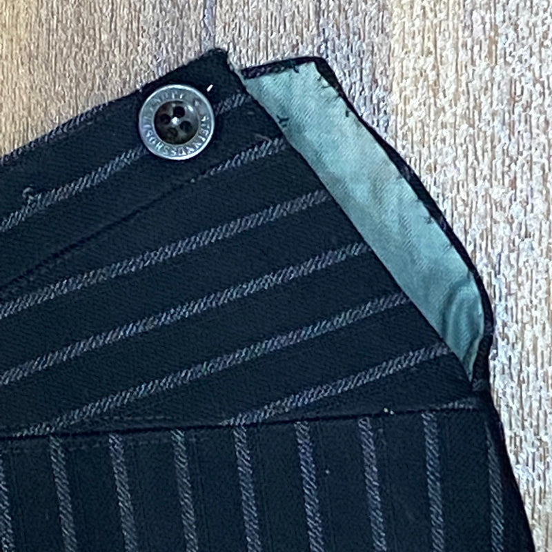 „Detailaufnahme Vintage Stresemannhose Hosenträgerknöpfe und Bundverstellung klassisch“