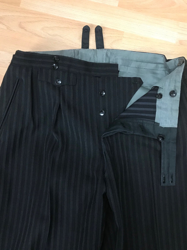 Vintage Stresemannhose Schwarz Gestreift – Größe 52, Bundweite 96 cm (Sale)