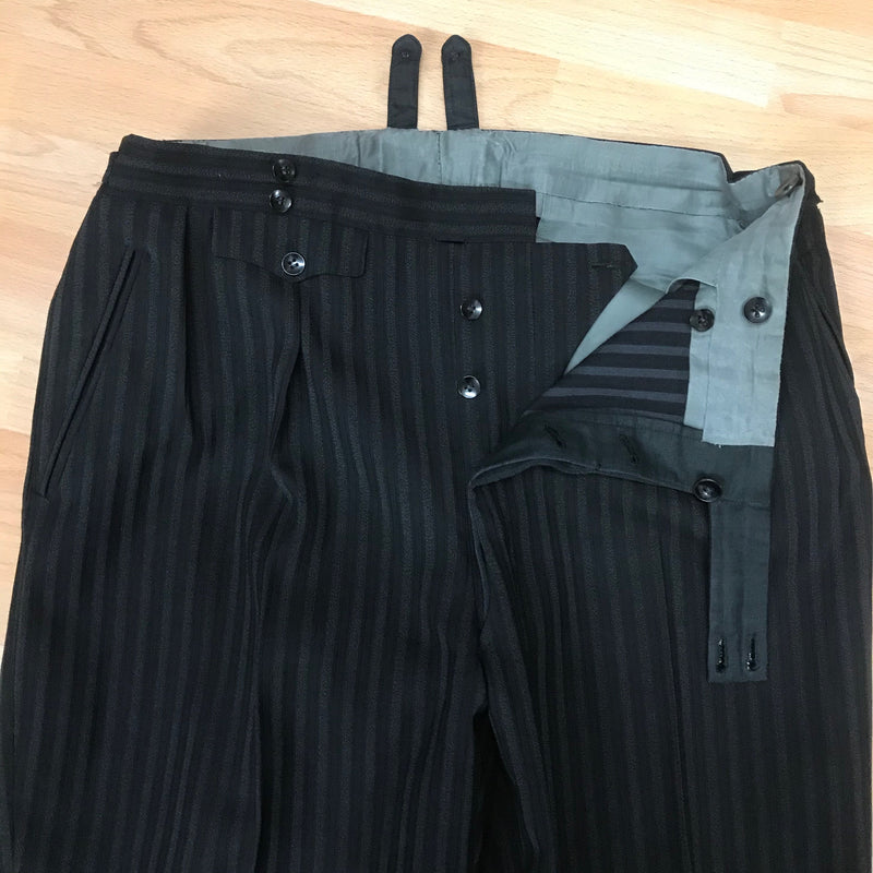 Vintage Stresemannhose Schwarz Gestreift – Größe 52, Bundweite 96 cm (Sale)