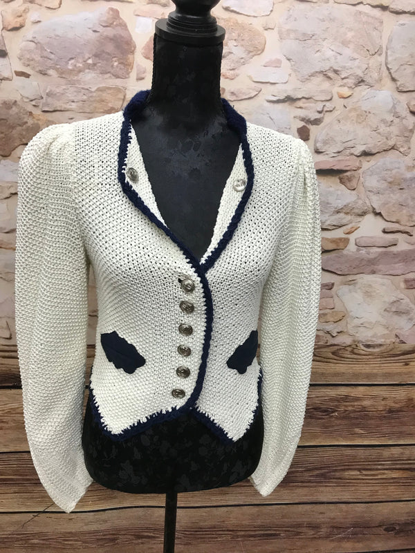 Handgefertigte Vintage Trachten Strickjacke Damen Größe 38 in offwhite mit dunkelblauen Kontrasten, aus Schurwolle, mit Knopfleiste aus sechs Trachtenknöpfen