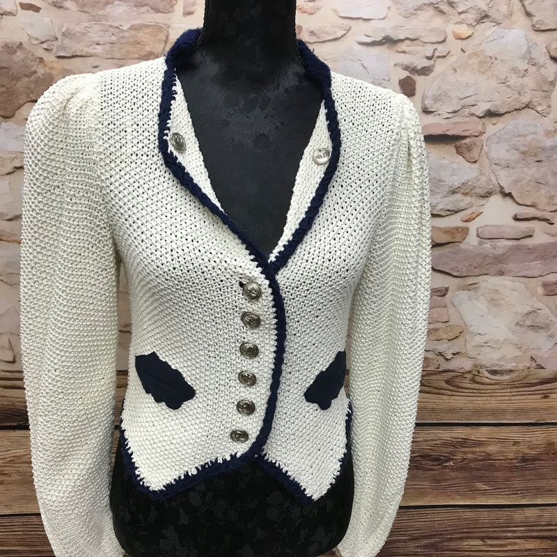 Handgefertigte Vintage Trachten Strickjacke Damen Größe 38 in offwhite mit dunkelblauen Kontrasten, aus Schurwolle, mit Knopfleiste aus sechs Trachtenknöpfen