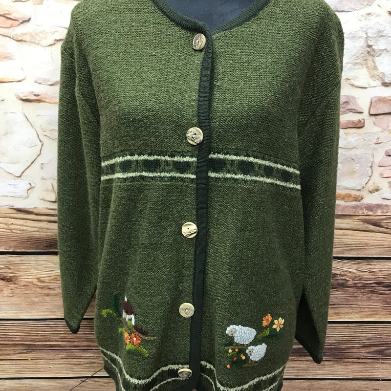 Grüne Vintage Trachten Strickjacke Damen Größe 44 mit ländlicher Motivstickerei, Metallknöpfen, Wollmischgewebe, guter Zustand, handwaschbar.