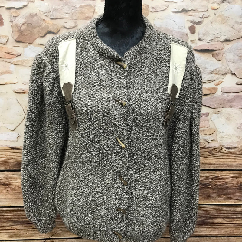 Vintage Trachten Strickjacke Damen Größe 46, braun-beige meliert, mit dekorativen Trägern und Knöpfen in Hornoptik, Wollmischgewebe, guter Zustand.
