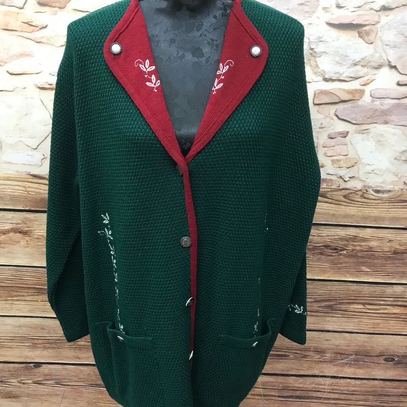 Grün-rote Vintage Trachten Strickjacke Damen Größe 48, mit floral besticktem Kragen, Metallknöpfen und Taschen, guter Zustand.