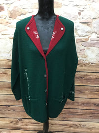 Grün-rote Vintage Trachten Strickjacke Damen Größe 48, mit floral besticktem Kragen, Metallknöpfen und Taschen, guter Zustand.