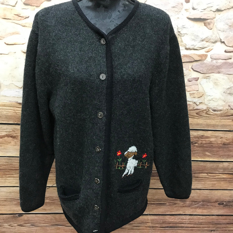 Graue Vintage Trachten Strickjacke Damen Größe 44 von Sixth Sense, mit Lamm-Stickerei, Knopfleiste und aufgesetzten Taschen, aus Wollmischgewebe.