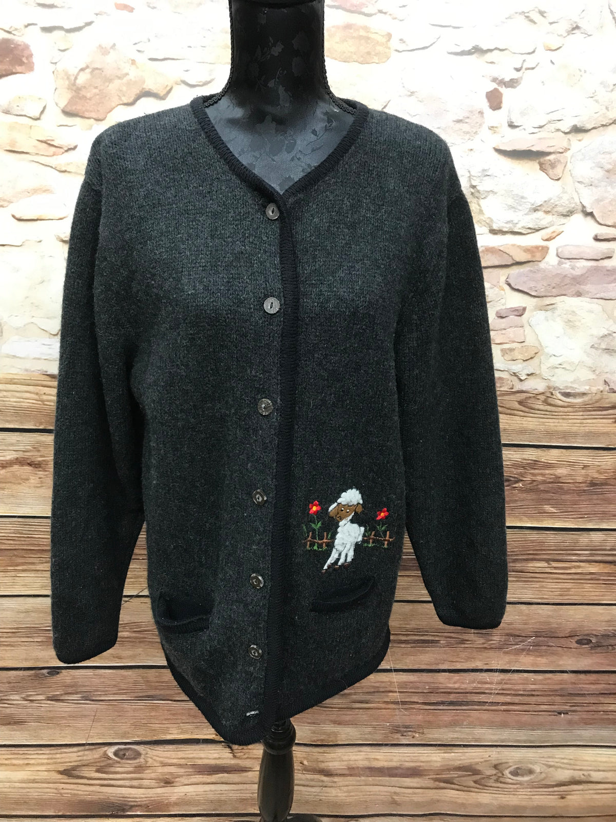 Graue Vintage Trachten Strickjacke Damen Größe 44 von Sixth Sense, mit Lamm-Stickerei, Knopfleiste und aufgesetzten Taschen, aus Wollmischgewebe.
