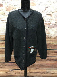 Graue Vintage Trachten Strickjacke Damen Größe 44 von Sixth Sense, mit Lamm-Stickerei, Knopfleiste und aufgesetzten Taschen, aus Wollmischgewebe.