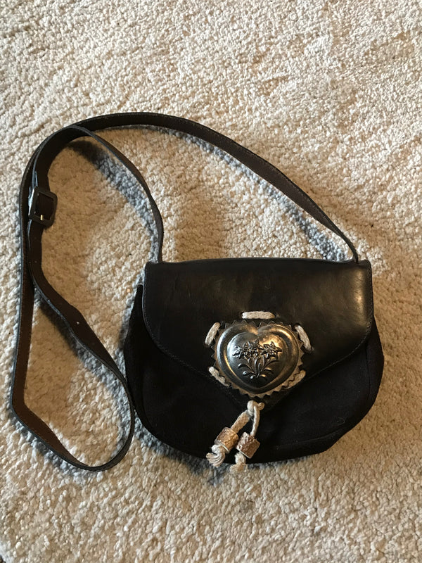 Braune Damen-Trachtentasche aus Ziegenveloursleder mit Herzapplikation – 22x17 cm, verstellbarer Riemen, sehr guter Zustand