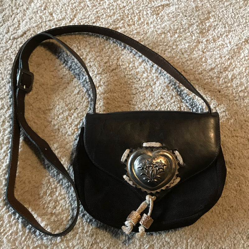 Braune Damen-Trachtentasche aus Ziegenveloursleder mit Herzapplikation – 22x17 cm, verstellbarer Riemen, sehr guter Zustand