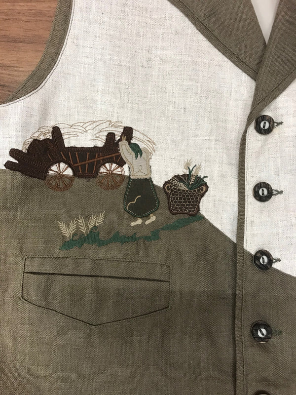 Detail Stickerei Bauernwagen auf Trachtenweste Paolo Negrato, Oliv/Natur