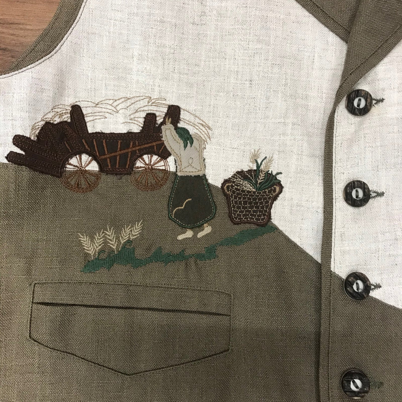 Detail Stickerei Bauernwagen auf Trachtenweste Paolo Negrato, Oliv/Natur