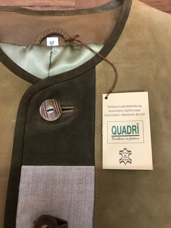 Etikett QUADRI und Knopfdetail an Leder-Trachtenweste, Größe 52