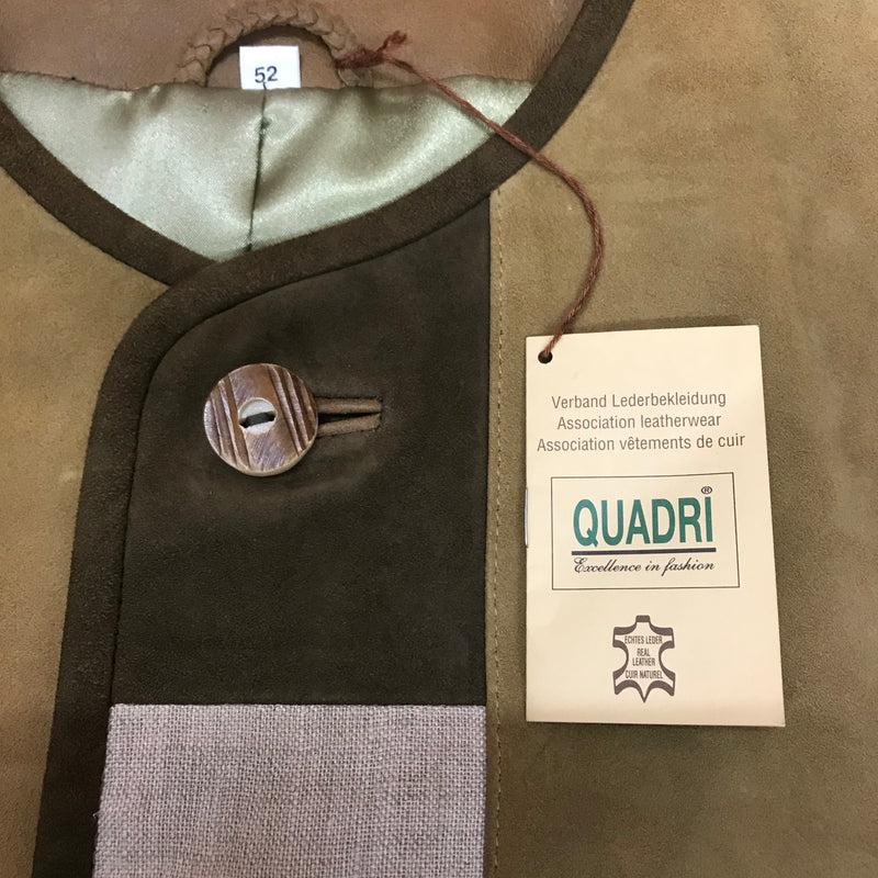 Etikett QUADRI und Knopfdetail an Leder-Trachtenweste, Größe 52