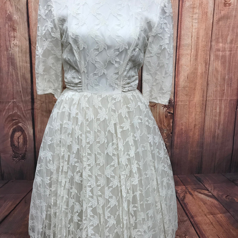 Original 50er-Jahre Vintage-Brautkleid aus elfenbeinfarbener Spitze mit Petticoat, ¾-Ärmeln und schwingendem Tellerrock, Größe 34, sehr guter Zustand.