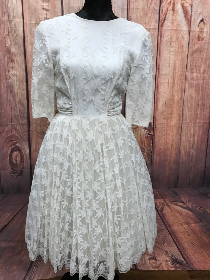 Original 50er-Jahre Vintage-Brautkleid aus elfenbeinfarbener Spitze mit Petticoat, ¾-Ärmeln und schwingendem Tellerrock, Größe 34, sehr guter Zustand.