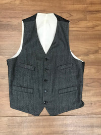 True Vintage Herrenweste Größe 44, Fischgrätmuster in Schwarz-Grau, elastischer Rückenbund, antiker Look – ideal für historische Outfits
