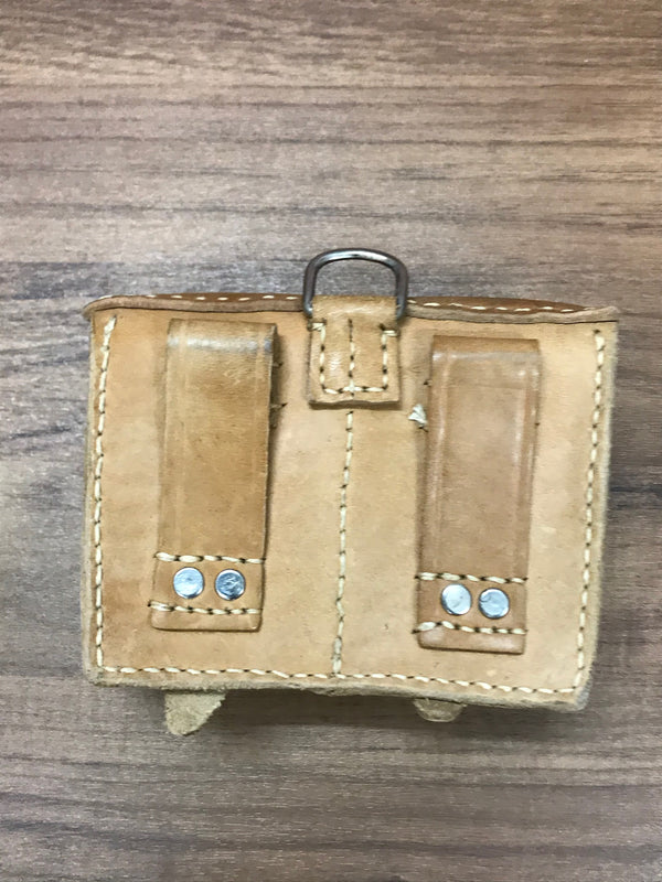 Rückseite der Leder-Patronentasche mit stabilen Gürtelschlaufen.
