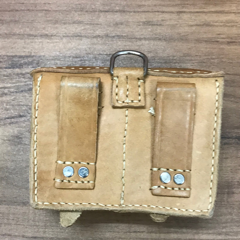 Rückseite der Leder-Patronentasche mit stabilen Gürtelschlaufen.