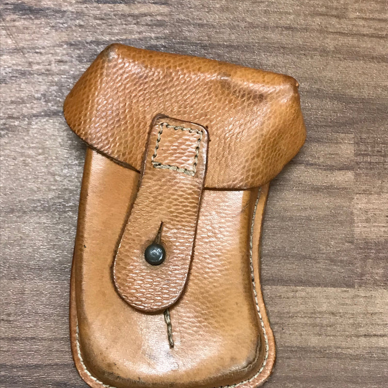 Vorderansicht des True Vintage Lederetuis in Braun mit Patina und Verschlusslasche.