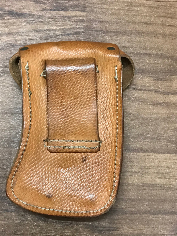 Rückseite des Lederetuis mit stabiler Gürtelschlaufe.