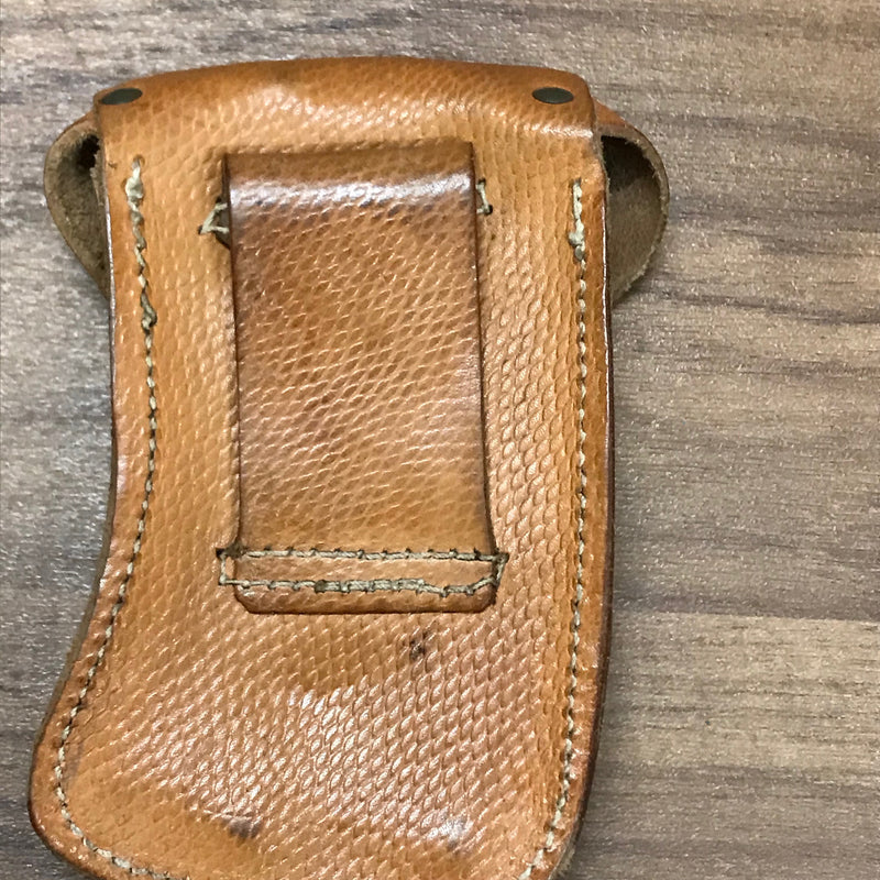 Rückseite des Lederetuis mit stabiler Gürtelschlaufe.