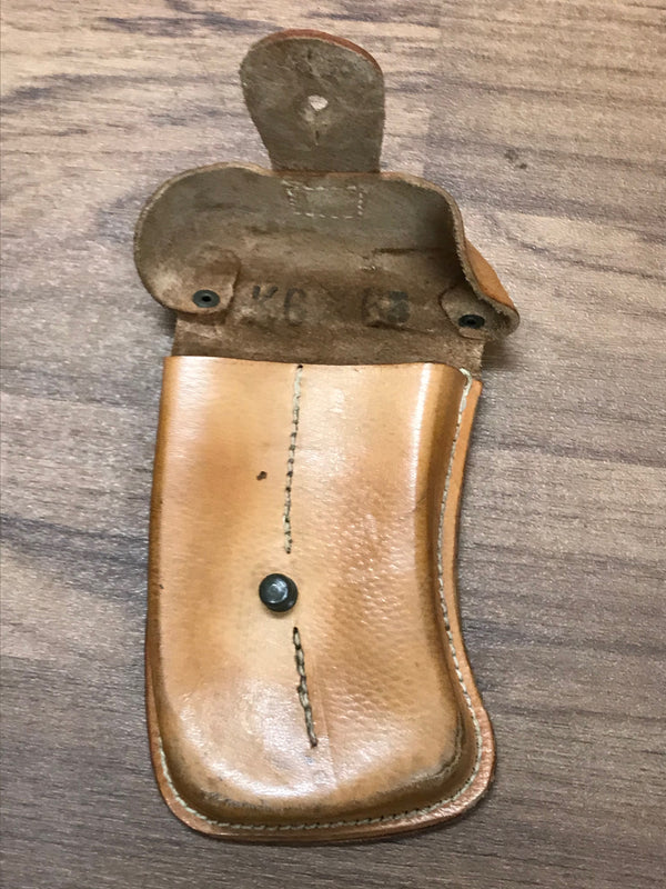 Innenansicht des Vintage-Etuis mit Klappe und Verschlussmechanik.